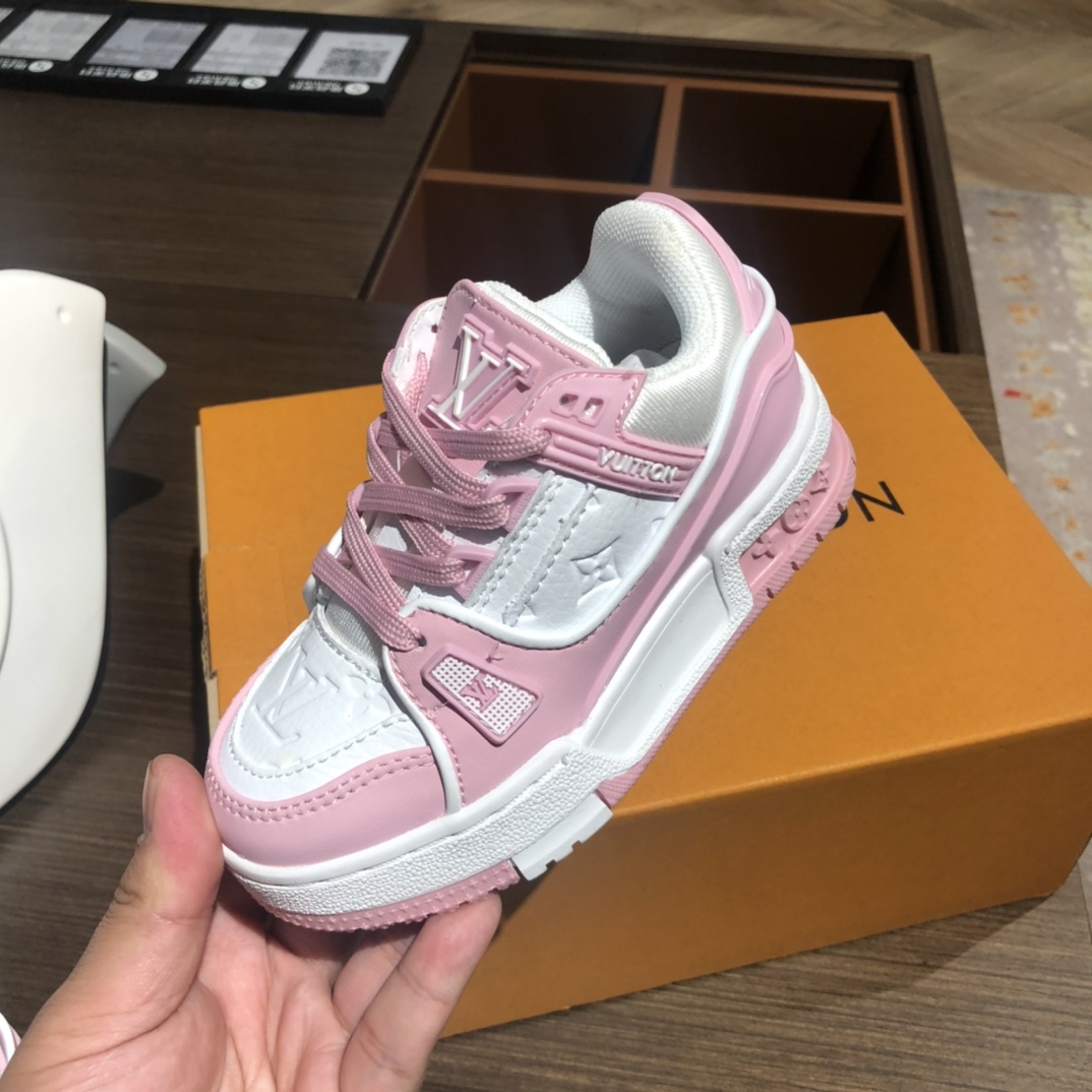 Children's shoes child